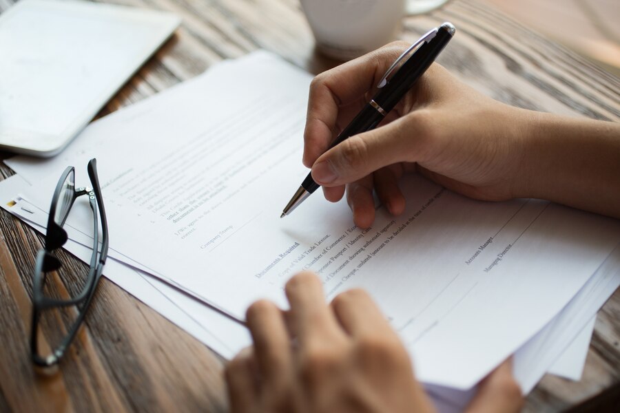 Qual é a importância dos contratos bem elaborados nas relações comerciais?